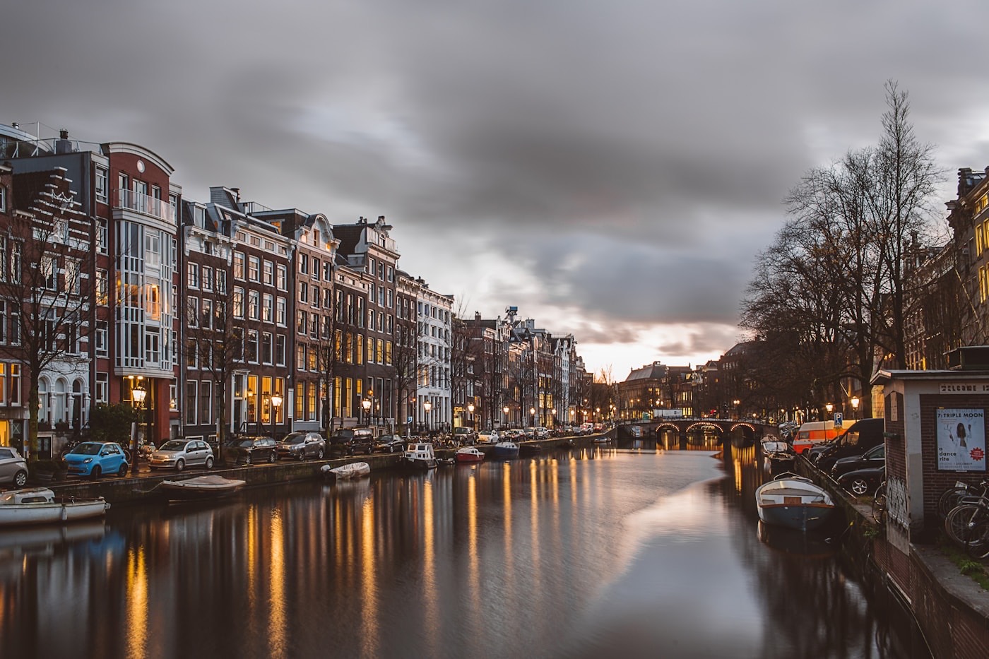 Canais e casas em Amsterdam