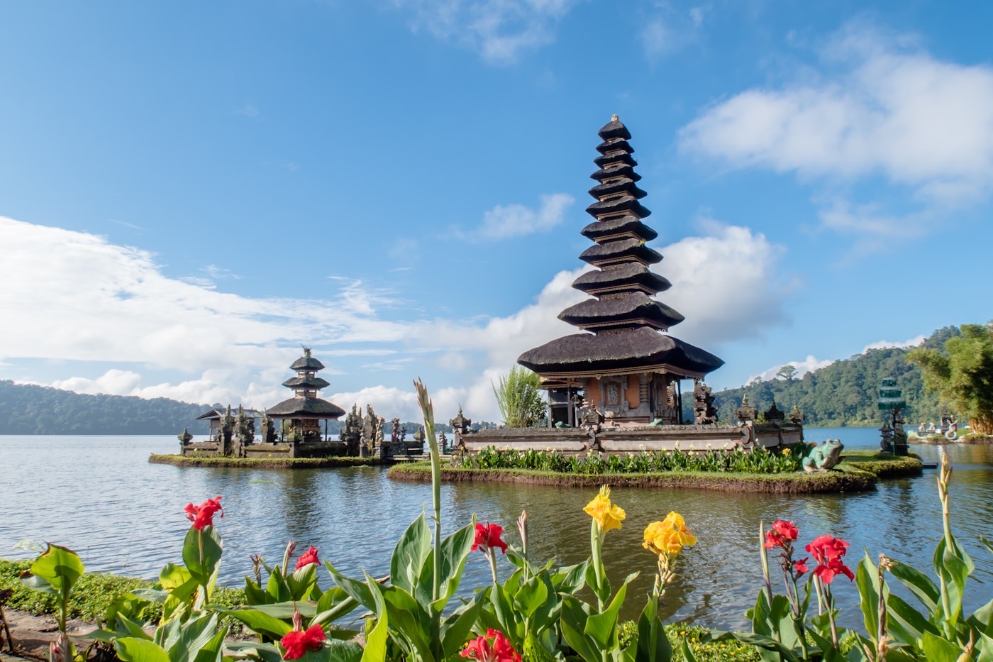 Praia em Bali com mar azul e penhascos