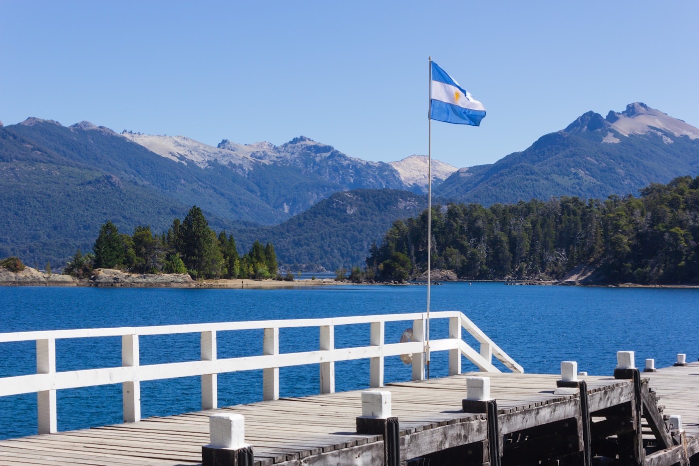 Paisagem de Bariloche com lago e montanhas