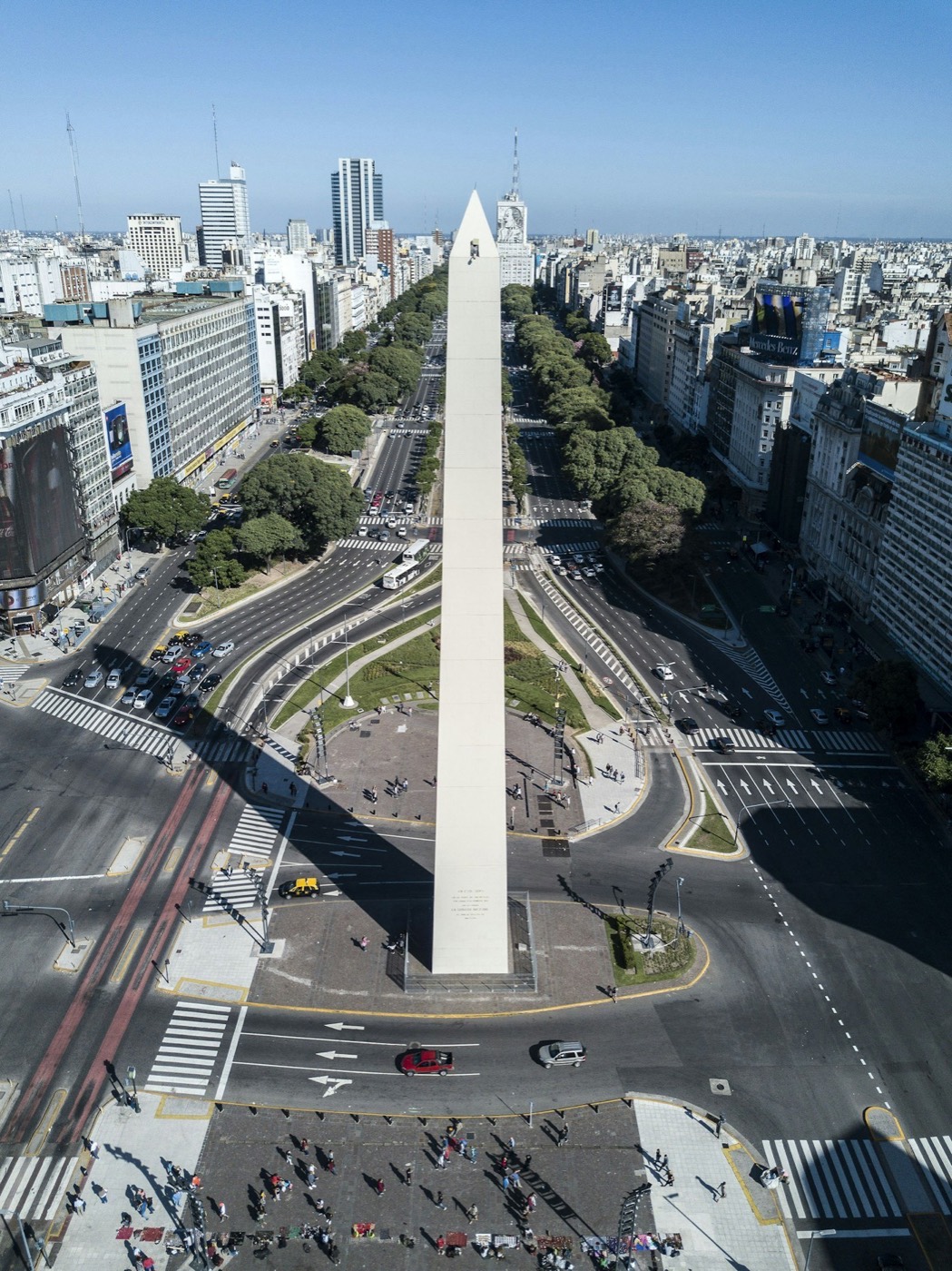 Avenida e obelisco em Buenos Aires