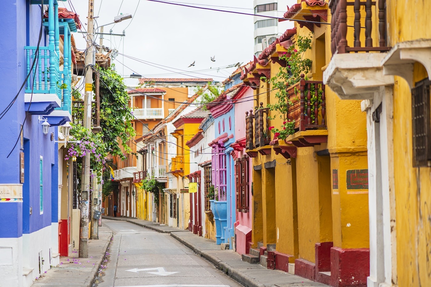 Rua colorida em Cartagena na Colômbia