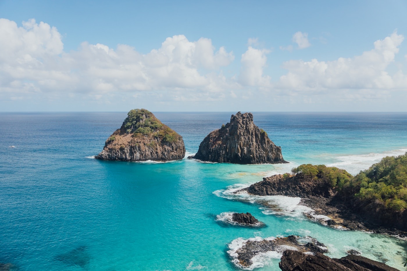 Praia em Fernando de Noronha com mar azul e morros