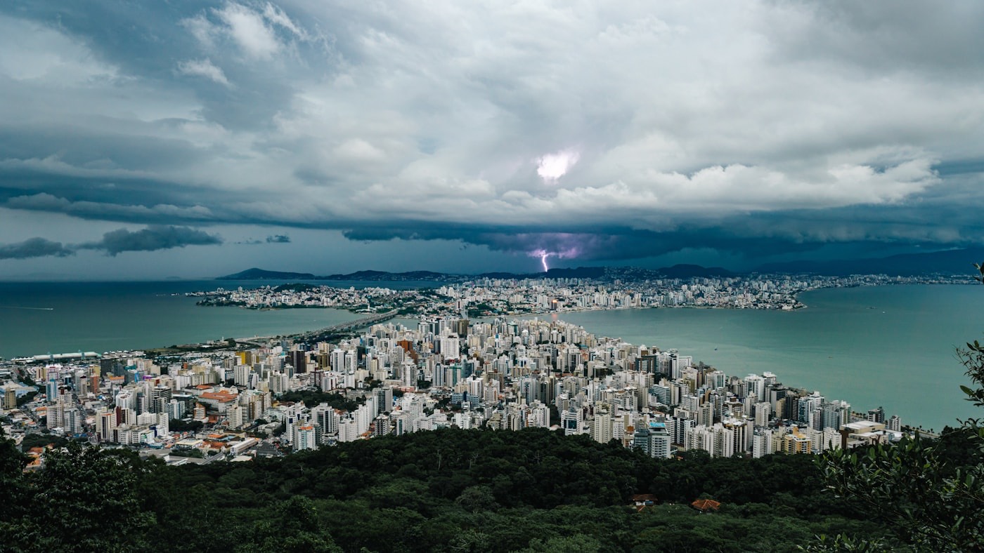 Praia em Florianópolis com mar e vegetação