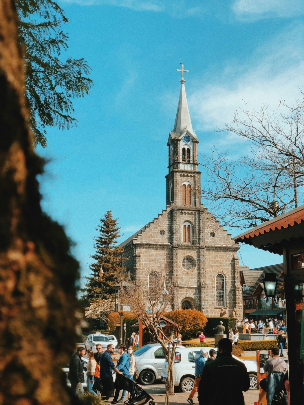 Rua turística em Gramado com arquitetura europeia