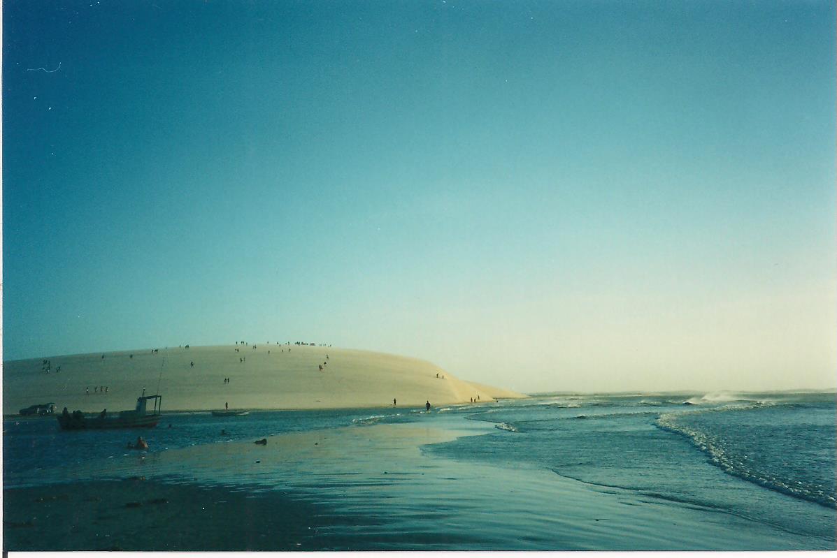 Dunas e lagoa em paisagem de praia