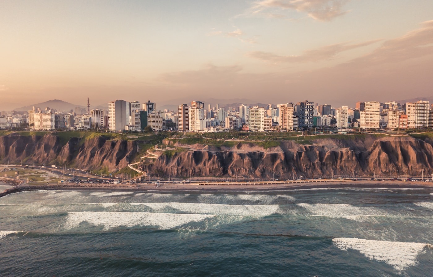 Costa urbana do Pacífico em Lima