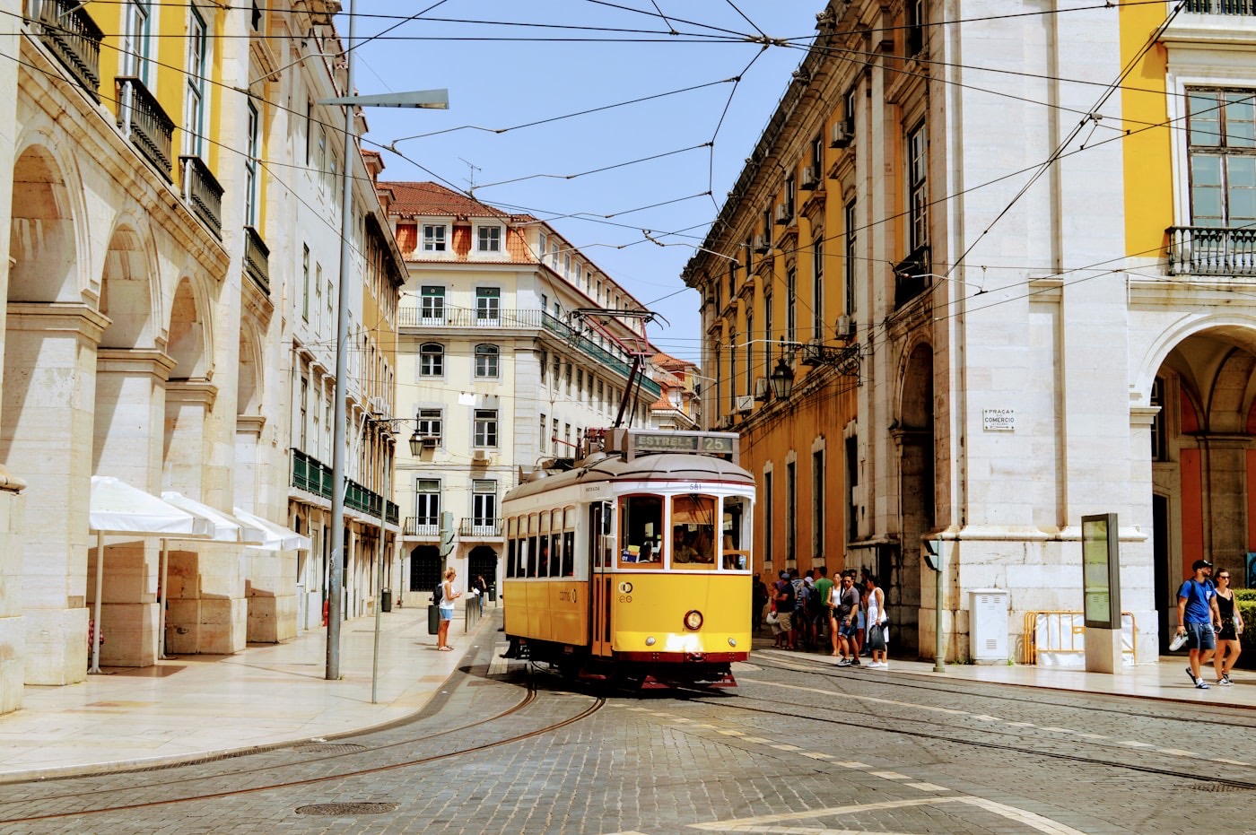 Vista de Lisboa com telhados e rio ao fundo