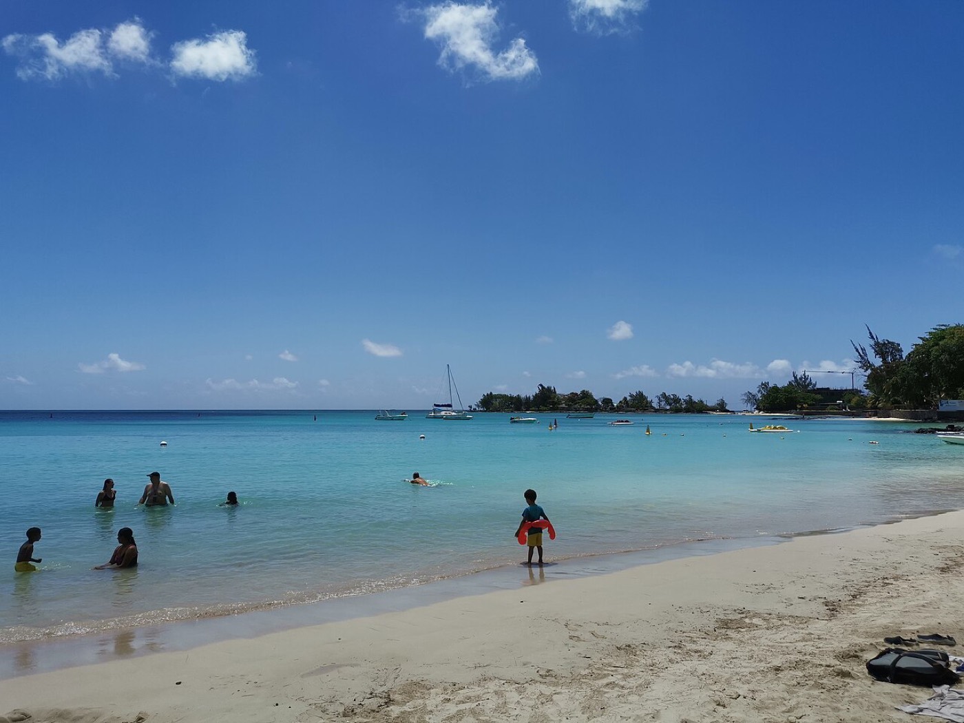 Praia tropical com água azul no Oceano Índico