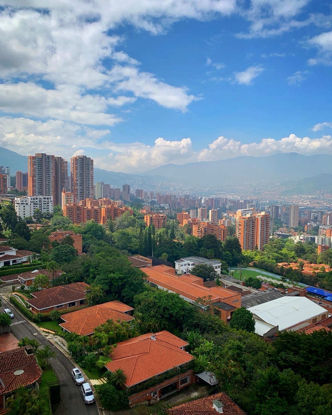 Cidade grande com montanhas e luz urbana
