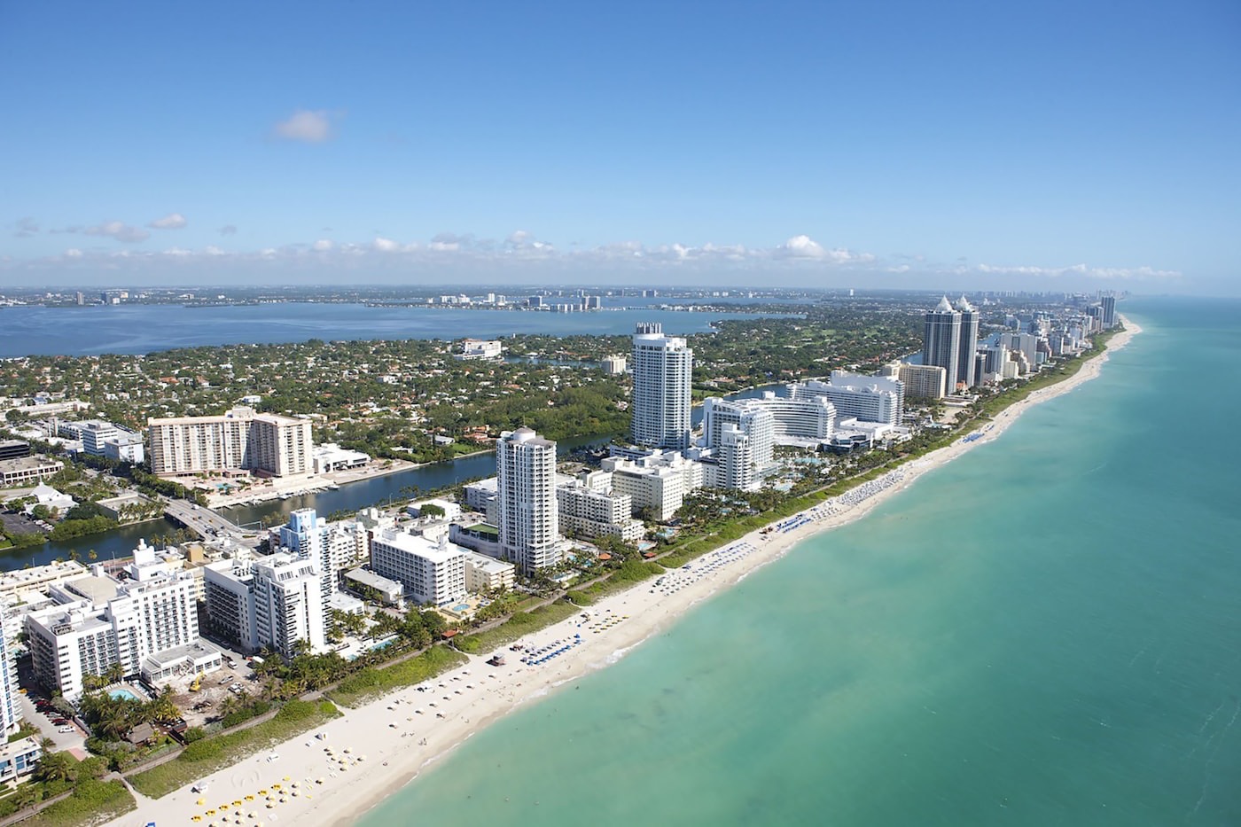 Praia em Miami com mar azul e prédios ao fundo
