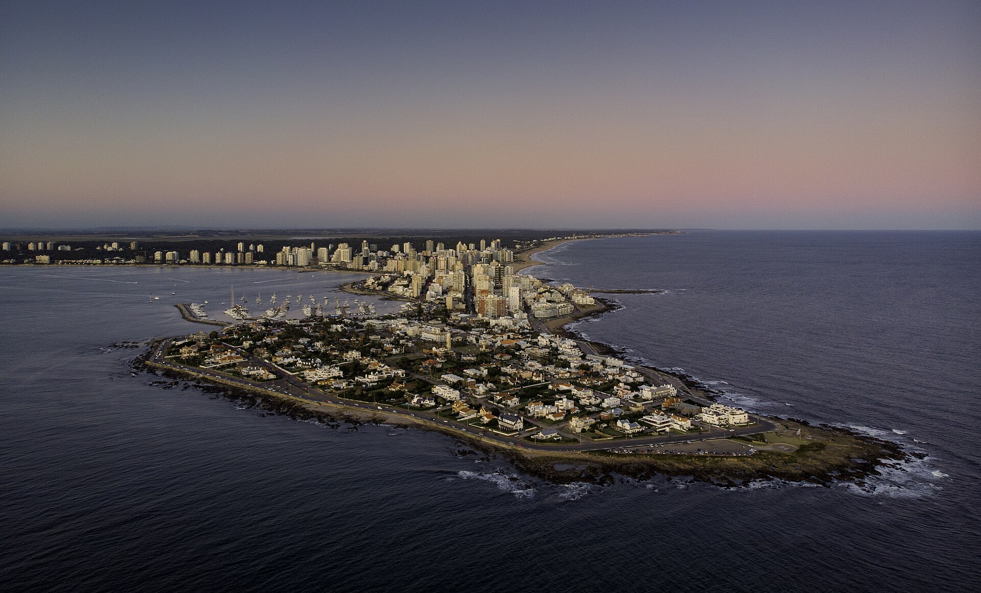Orla urbana com prédios e mar