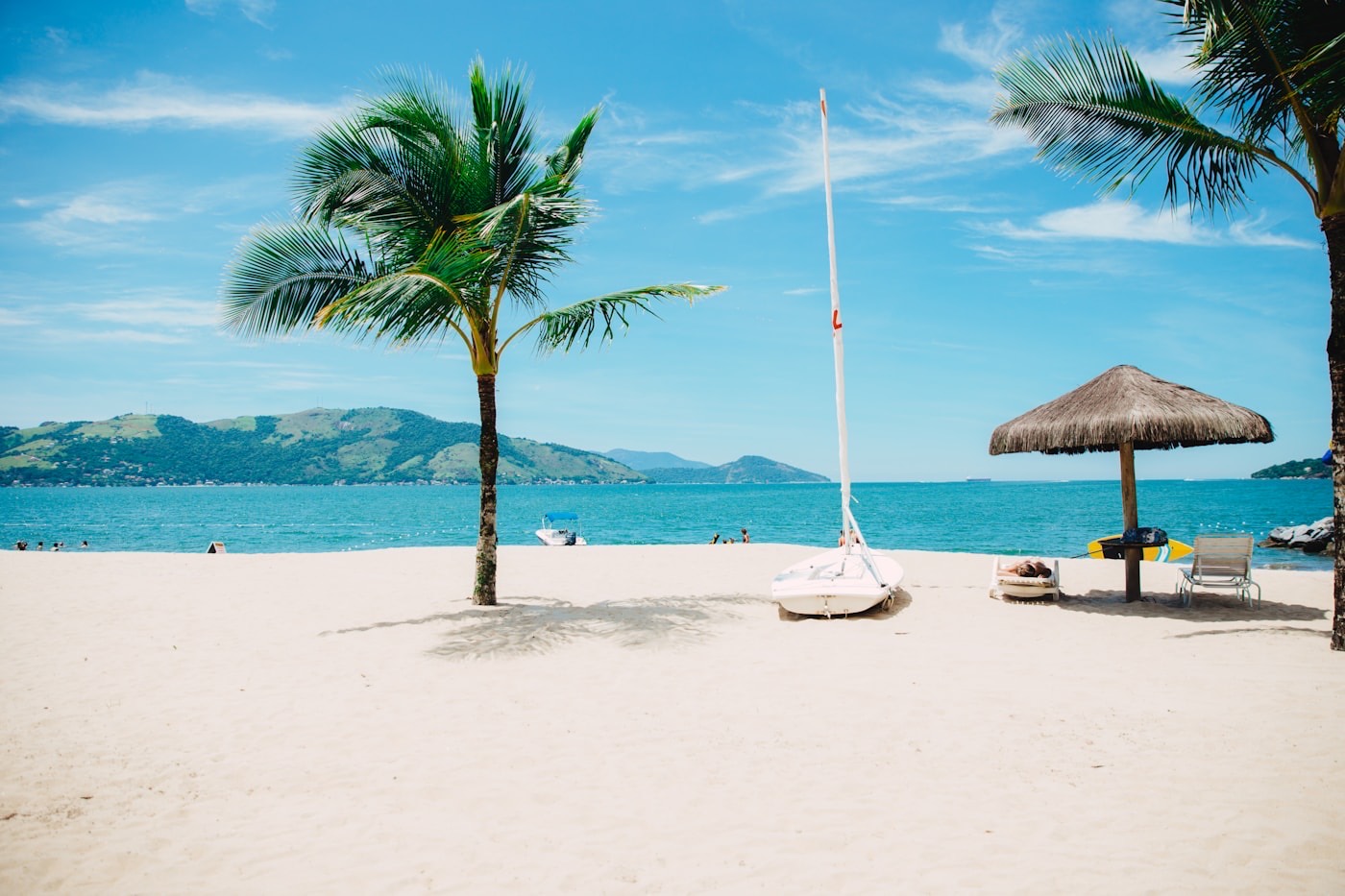 Praia com falésias e mar azul