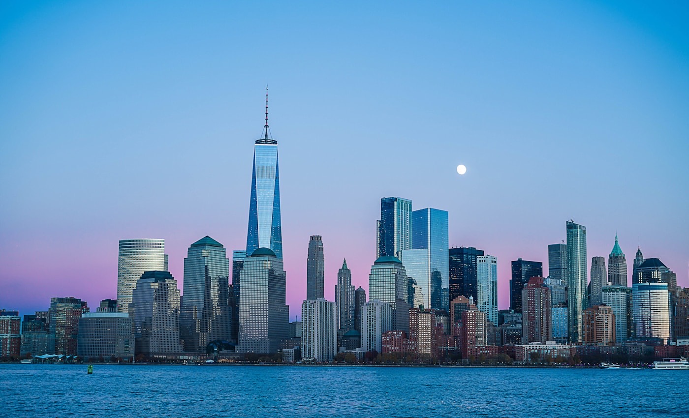 Skyline de Nova York com prédios iluminados