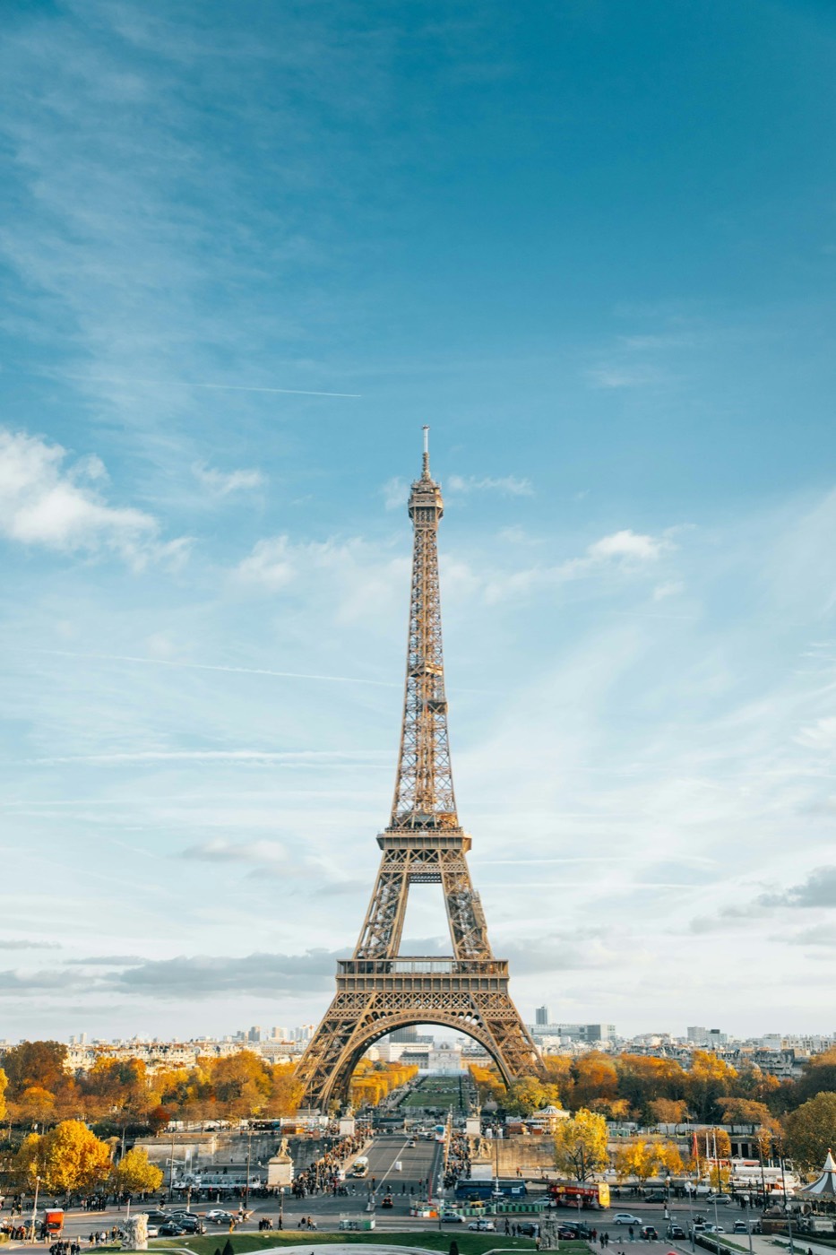Torre Eiffel em Paris vista entre prédios clássicos