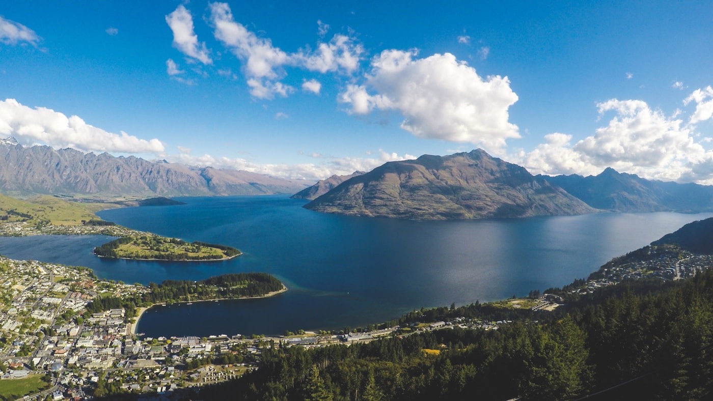 Queenstown na Nova Zelândia com lago e montanhas