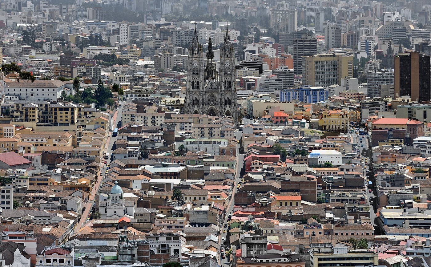 Paisagem de montanhas e cidade andina