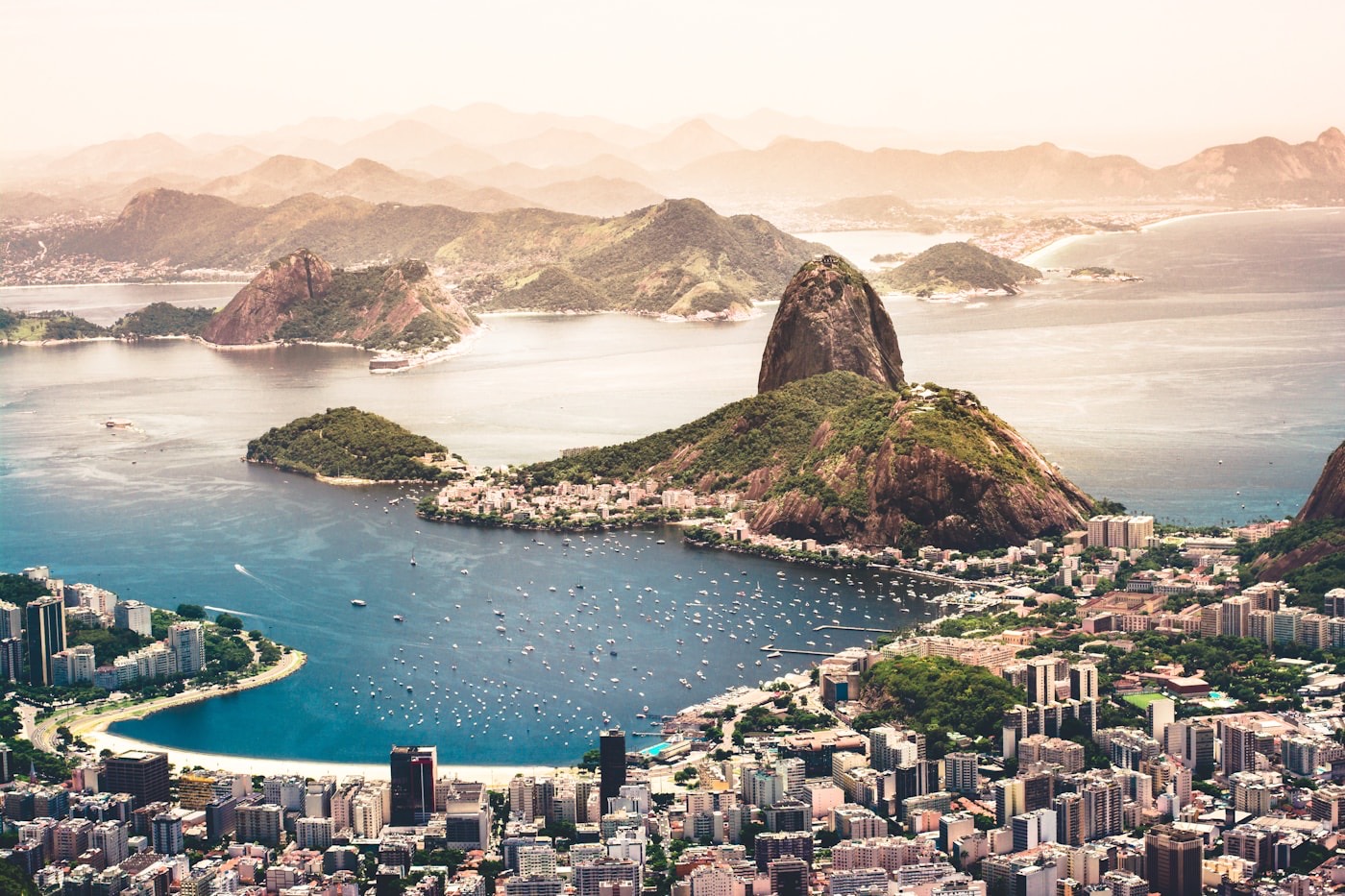 Vista aérea do Rio de Janeiro com Cristo Redentor e litoral