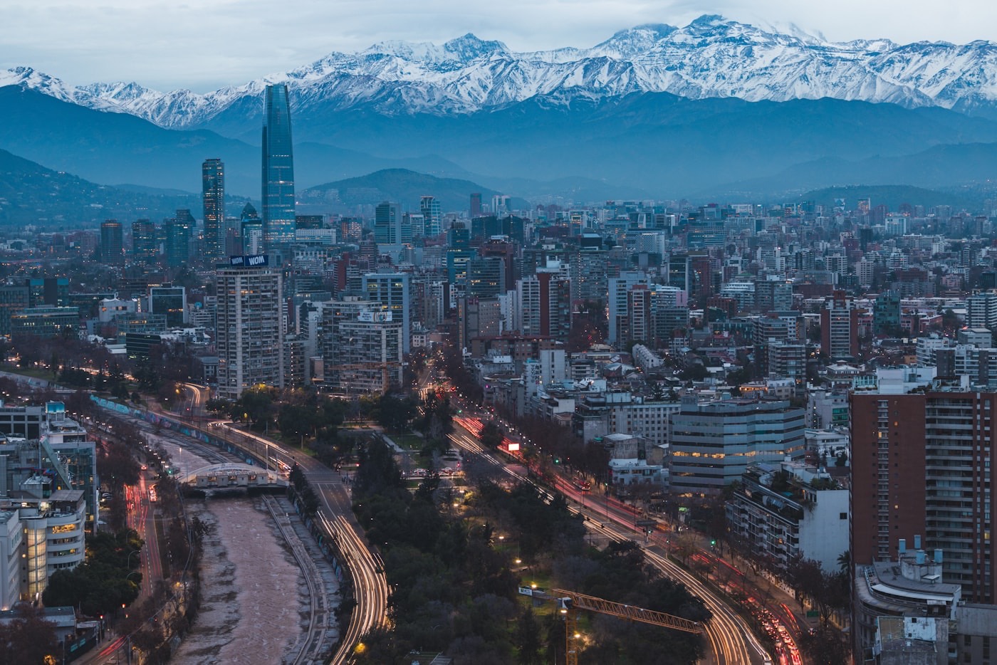Vista urbana de Santiago do Chile com montanhas ao fundo