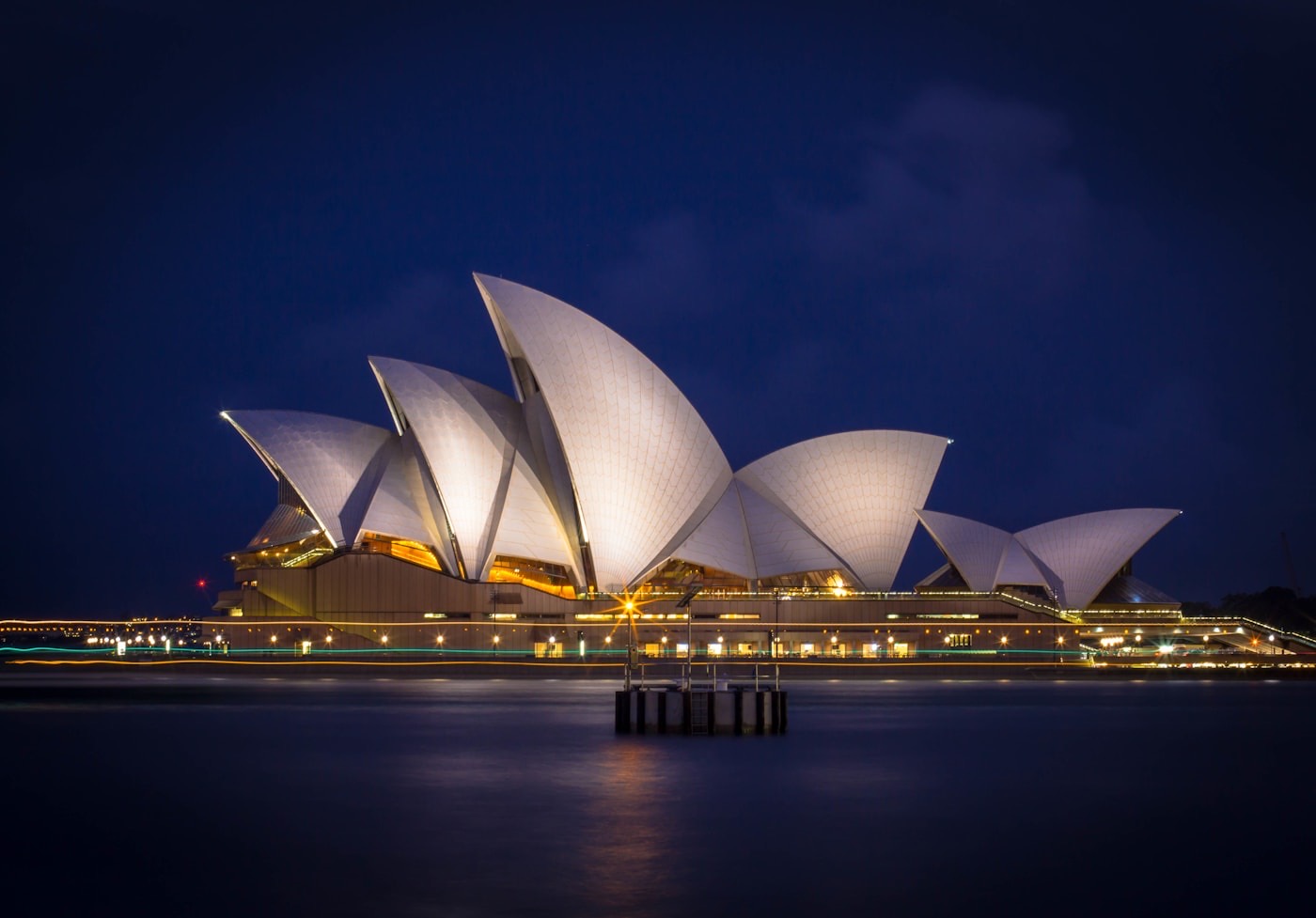 Ópera de Sydney e baía na Austrália