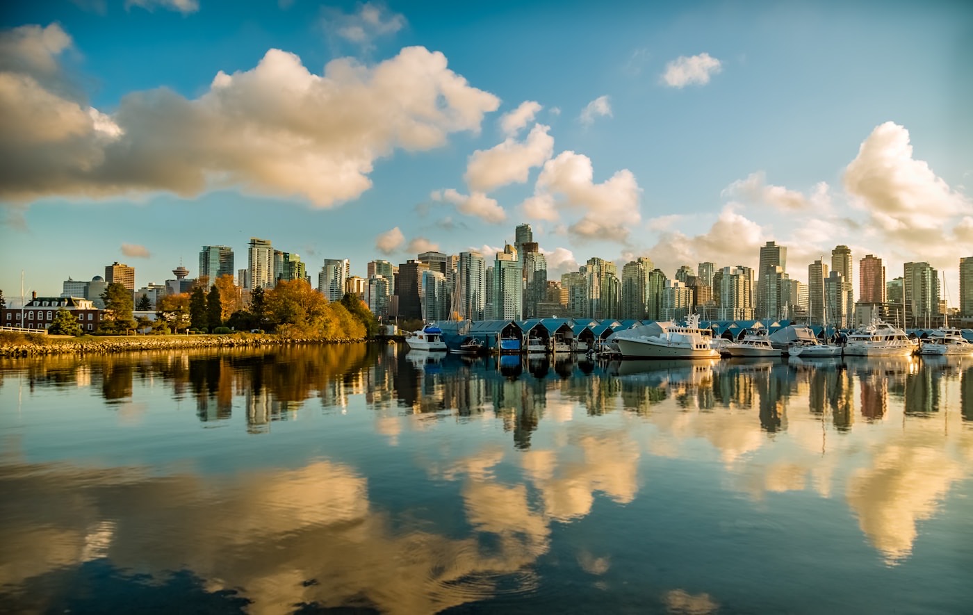 Vancouver com skyline, água e montanhas