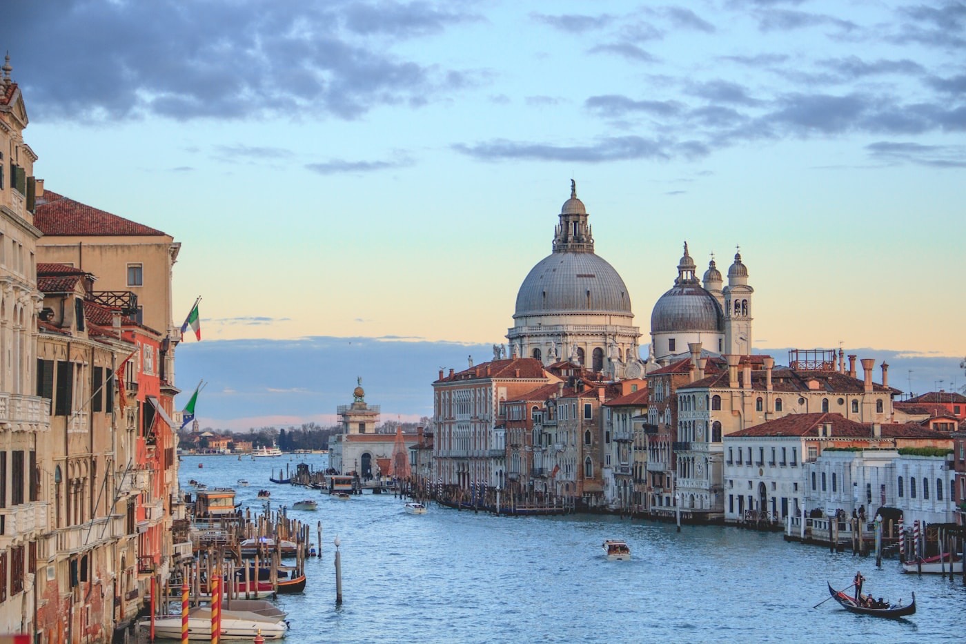 Canal em Veneza com gôndolas